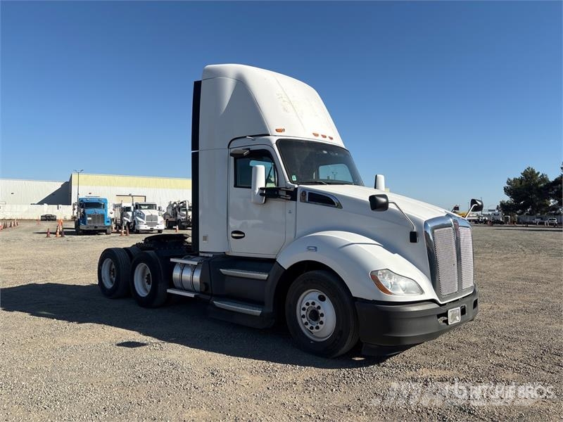 Kenworth T680 6x4 T/A Day Cab Truck Tractor Cavalos mecânicos