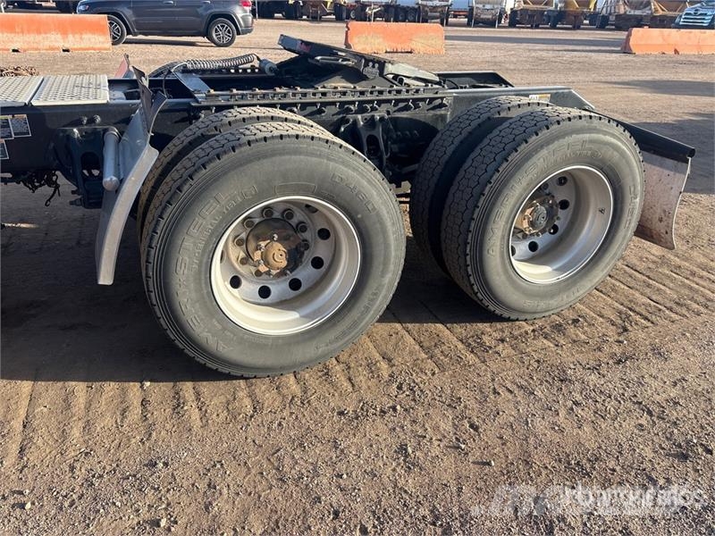 Kenworth T680 6x4 T/A Day Cab Truck Tractor Vilcēji