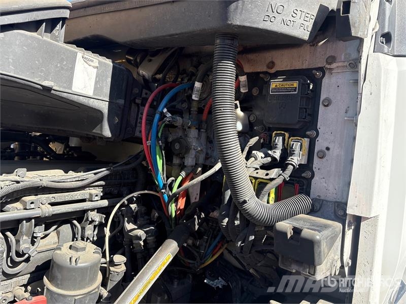 Kenworth T680 6x4 T/A Day Cab Truck Tractor Sadulveokid