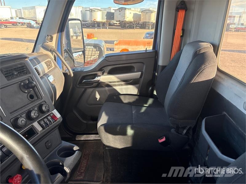 Kenworth T680 6x4 T/A Day Cab Truck Tractor Vilcēji