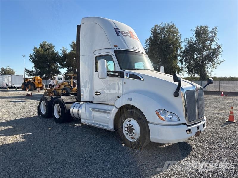 Kenworth T680 6x4 T/A Day Cab Truck Tractor Cavalos mecânicos