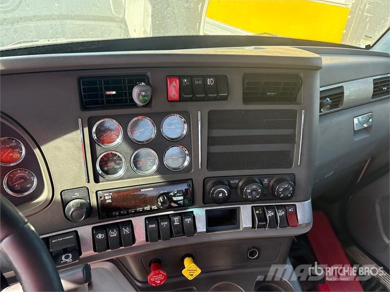 Kenworth T680 6x4 T/A Day Cab Truck Tractor Sadulveokid