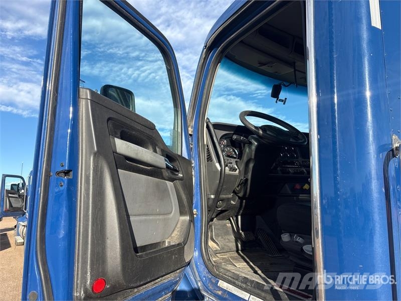 Kenworth T680 6x4 T/A Day Cab Truck Tractor Vilcēji