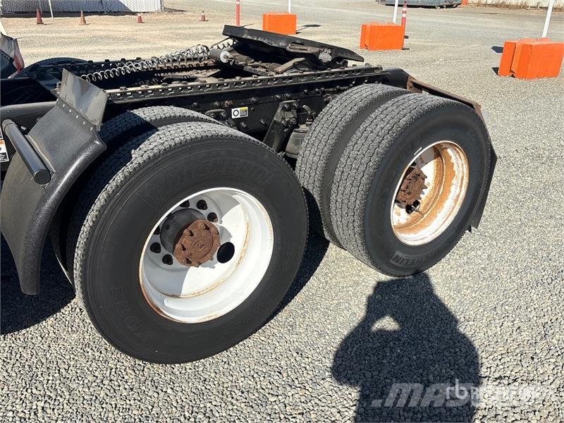 Kenworth T680 6x4 T/A Day Cab Truck Tractor Cavalos mecânicos