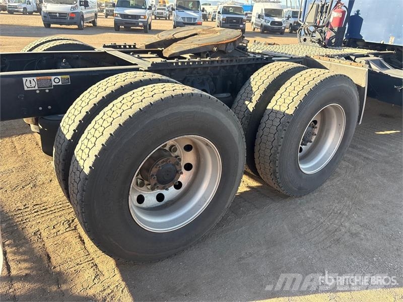 Kenworth T680 6x4 T/A Day Cab Truck Tractor Vilcēji