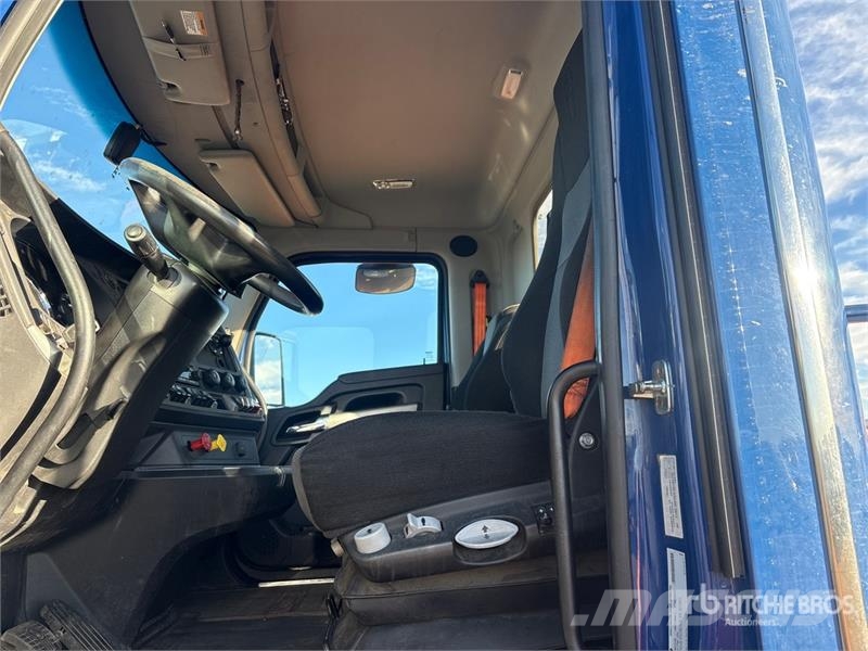 Kenworth T680 6x4 T/A Day Cab Truck Tractor Vilcēji
