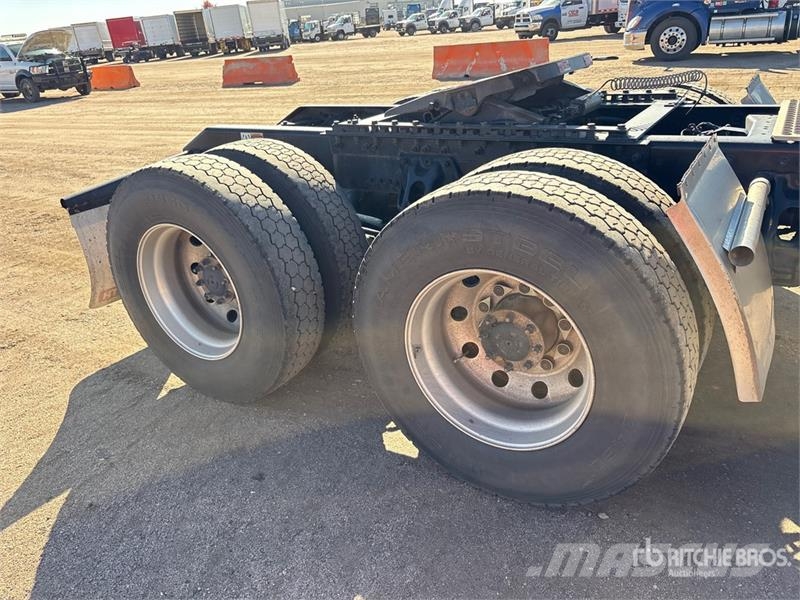 Kenworth T680 6x4 T/A Day Cab Truck Tractor 曳引機組件