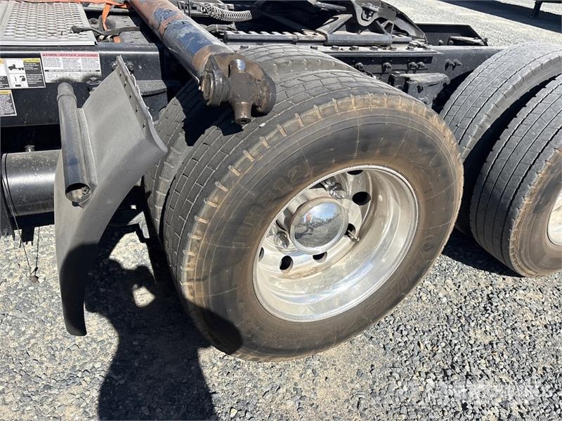 Kenworth T680 6x4 T/A Day Cab Truck Tractor Sadulveokid