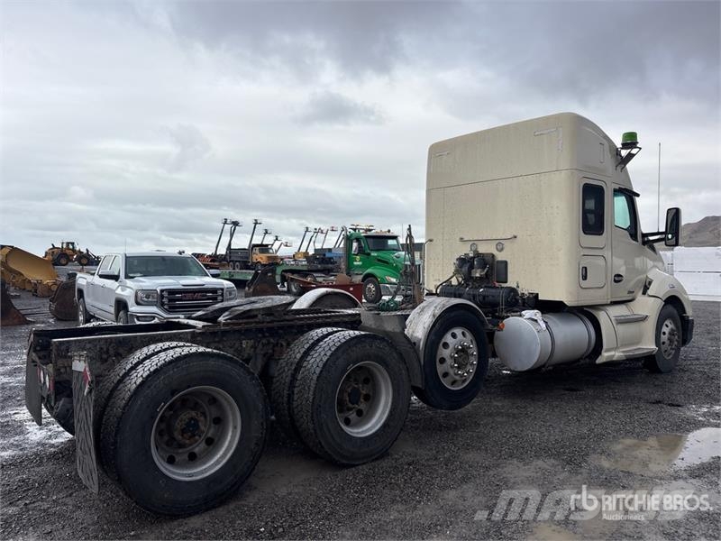 Kenworth T680 8x2 Tri/A Sleeper Truck Tractor Vlačilci