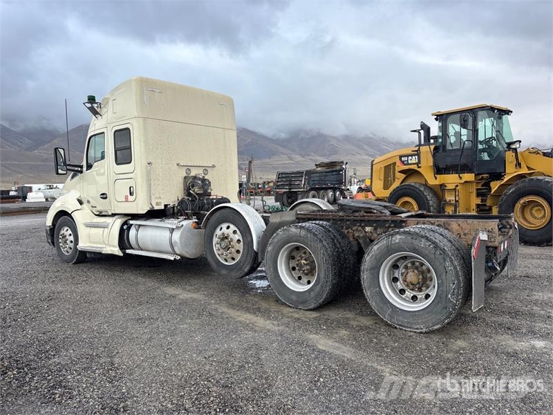 Kenworth T680 8x2 Tri/A Sleeper Truck Tractor Vlačilci