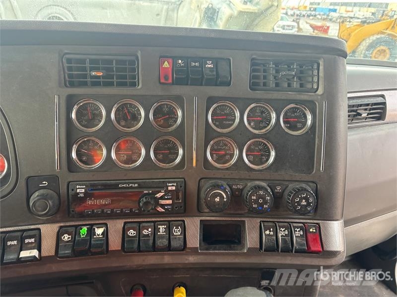 Kenworth T680 8x2 Tri/A Sleeper Truck Tractor Vlačilci