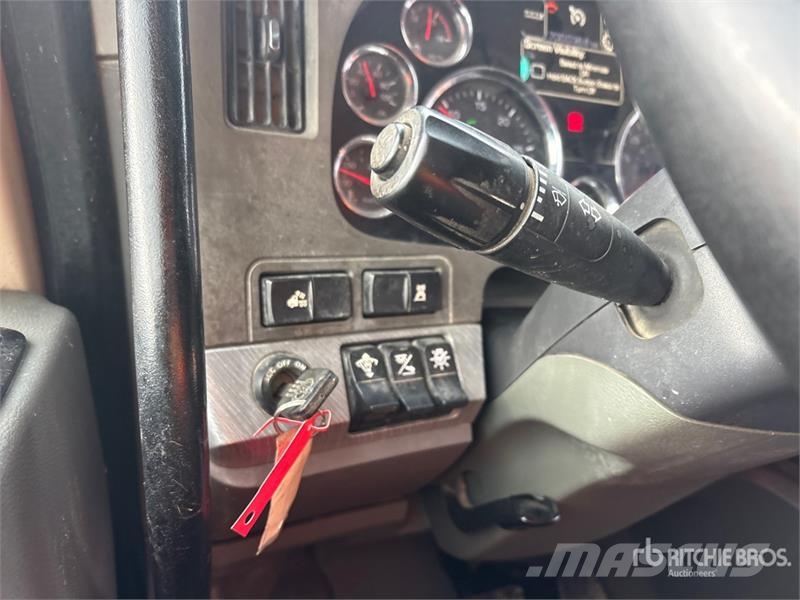 Kenworth T680 8x2 Tri/A Sleeper Truck Tractor Vlačilci