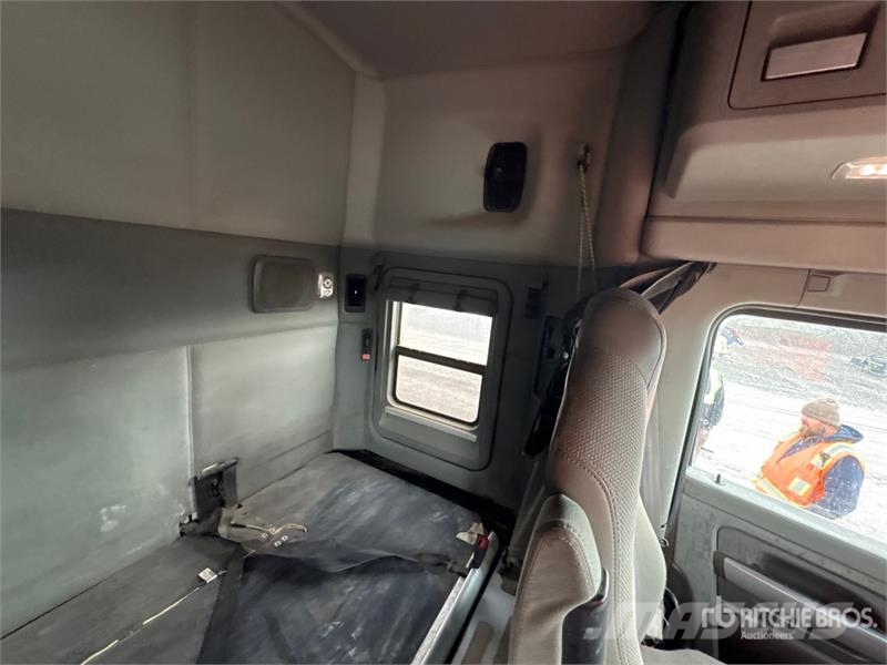 Kenworth T680 8x2 Tri/A Sleeper Truck Tractor Vlačilci