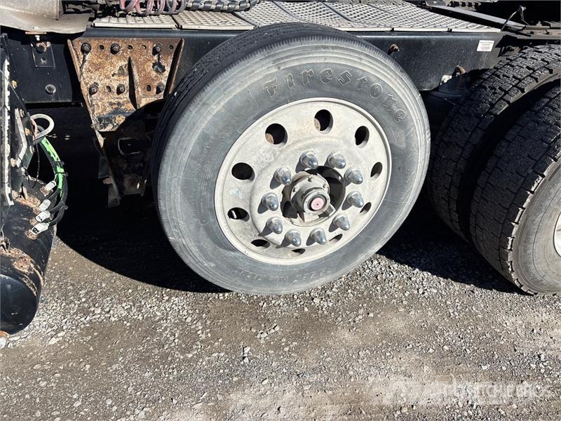Kenworth T680 8x4 Tri/A Day Cab Truck Tractor Vilcēji
