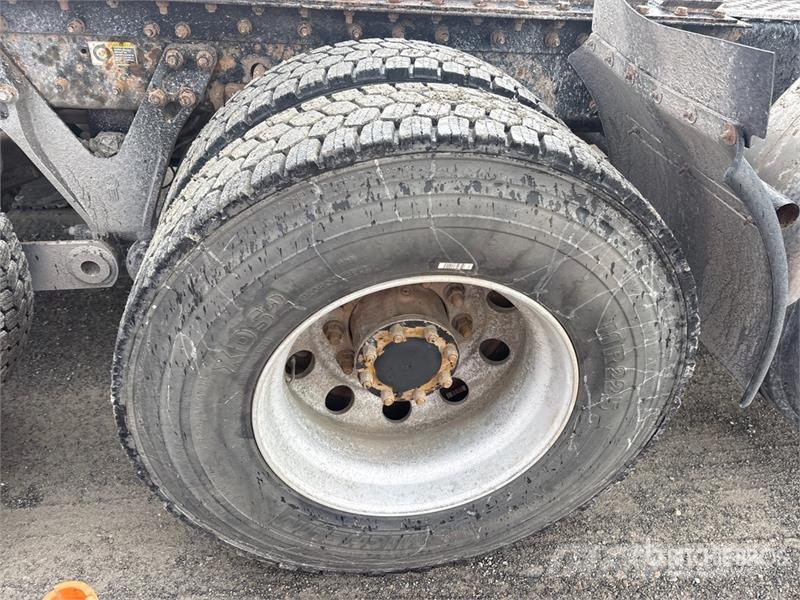 Kenworth T680 8x4 Tri/A Sleeper Truck Tractor Vlačilci