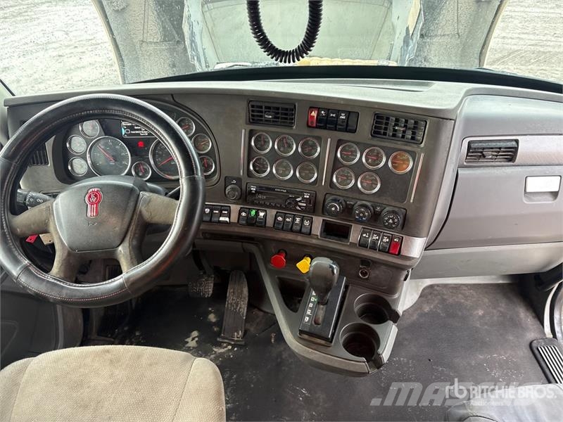 Kenworth T680 8x4 Tri/A Sleeper Truck Tractor Vlačilci