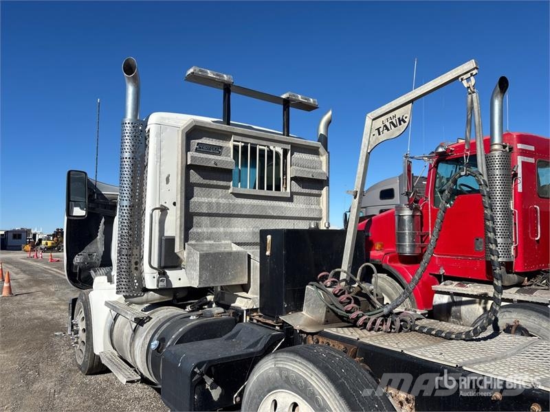 Kenworth T680 8x4 Tri/A Day Cab Truck Tractor Vilcēji