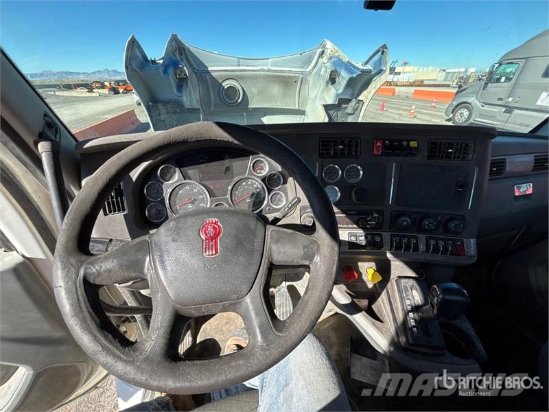 Kenworth T680 8x4 Tri/A Day Cab Truck Tractor Vilcēji