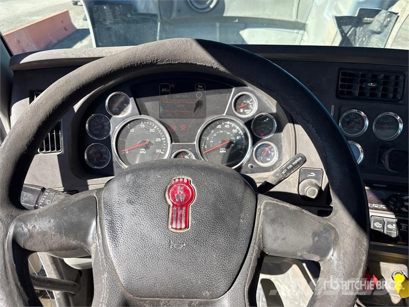 Kenworth T680 8x4 Tri/A Day Cab Truck Tractor Vilcēji