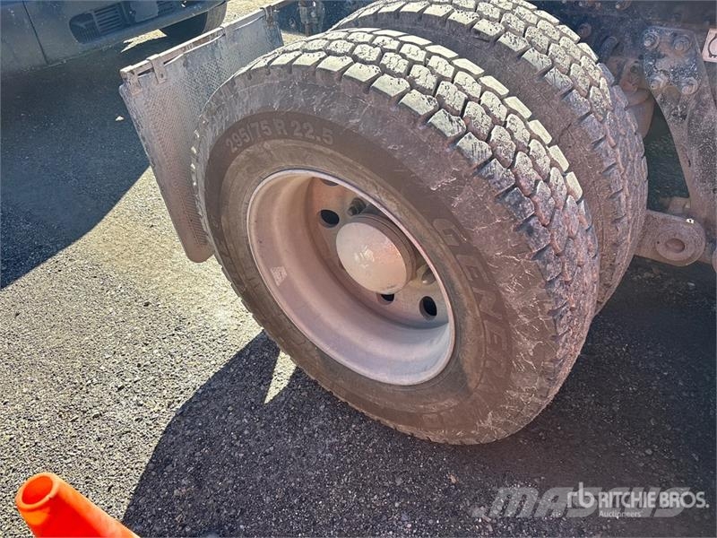 Kenworth T680 8x4 Tri/A Day Cab Truck Tractor Vilcēji