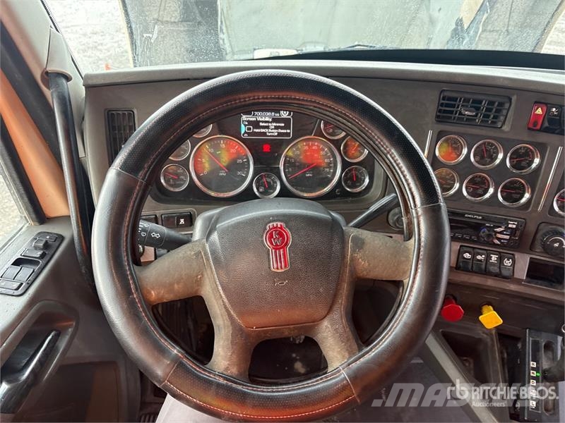 Kenworth T680 8x4 Tri/A Sleeper Truck Tractor Vlačilci