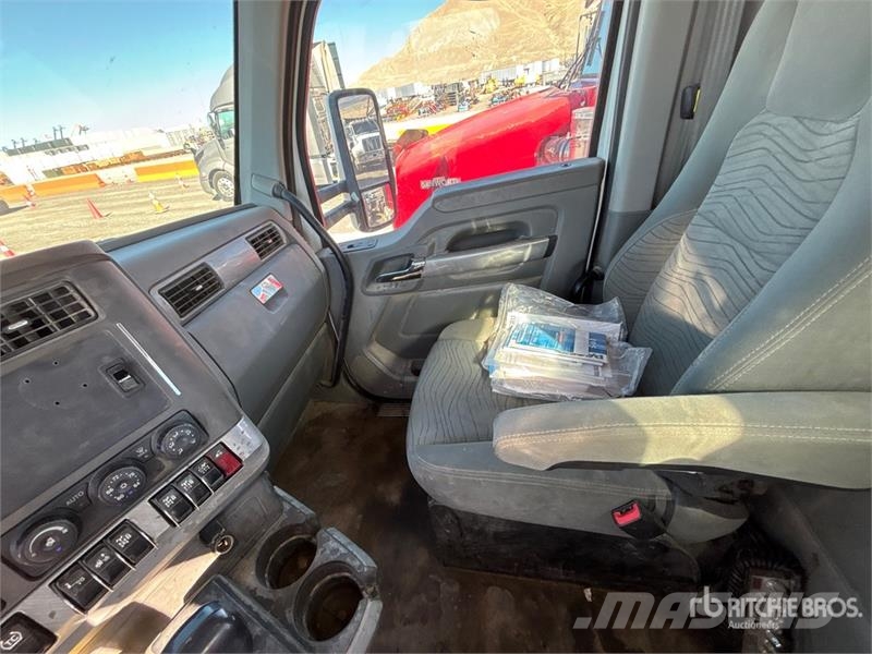 Kenworth T680 8x4 Tri/A Day Cab Truck Tractor Vilcēji