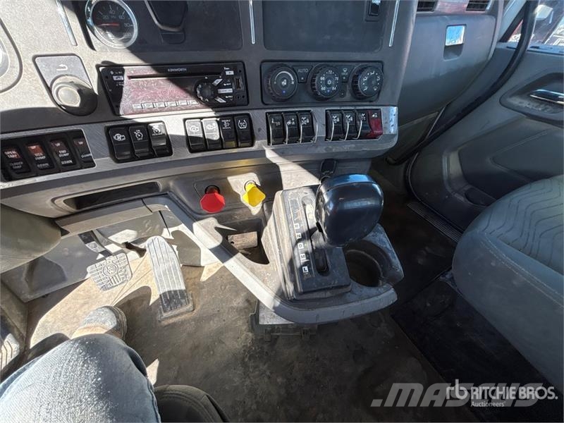 Kenworth T680 8x4 Tri/A Day Cab Truck Tractor Vilcēji