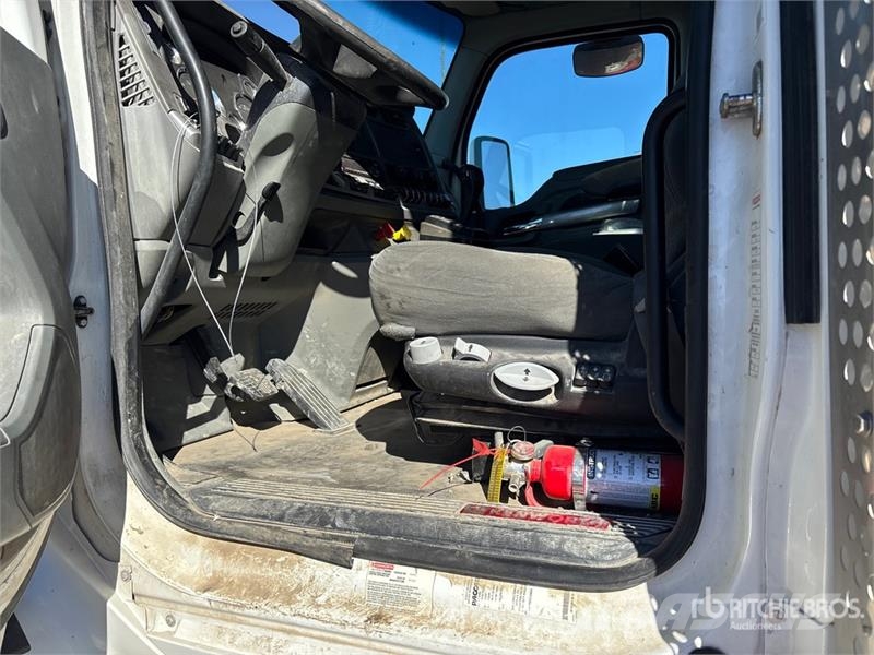 Kenworth T680 8x4 Tri/A Day Cab Truck Tractor Vilcēji