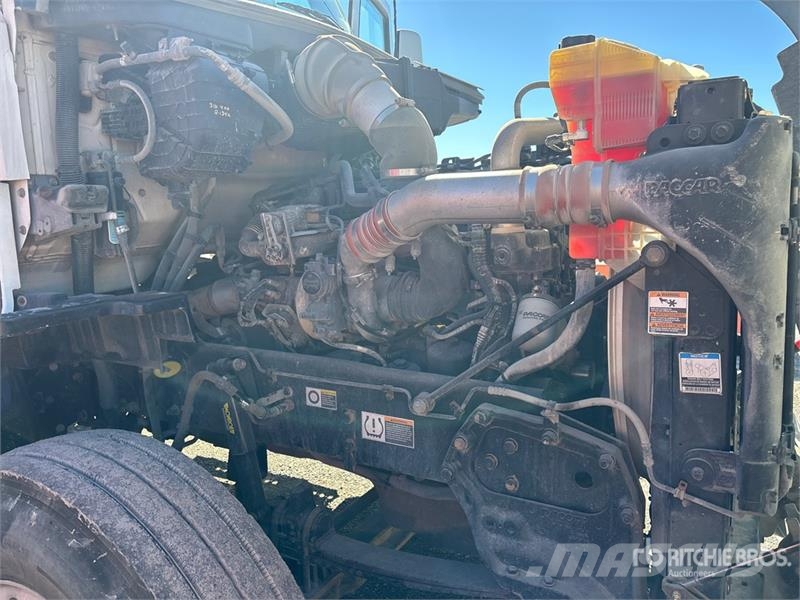 Kenworth T680 8x4 Tri/A Day Cab Truck Tractor Vilcēji