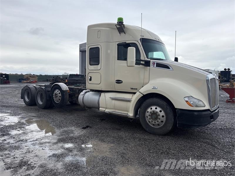Kenworth T680 8x4 Tri/A Sleeper Truck Tractor Vlačilci