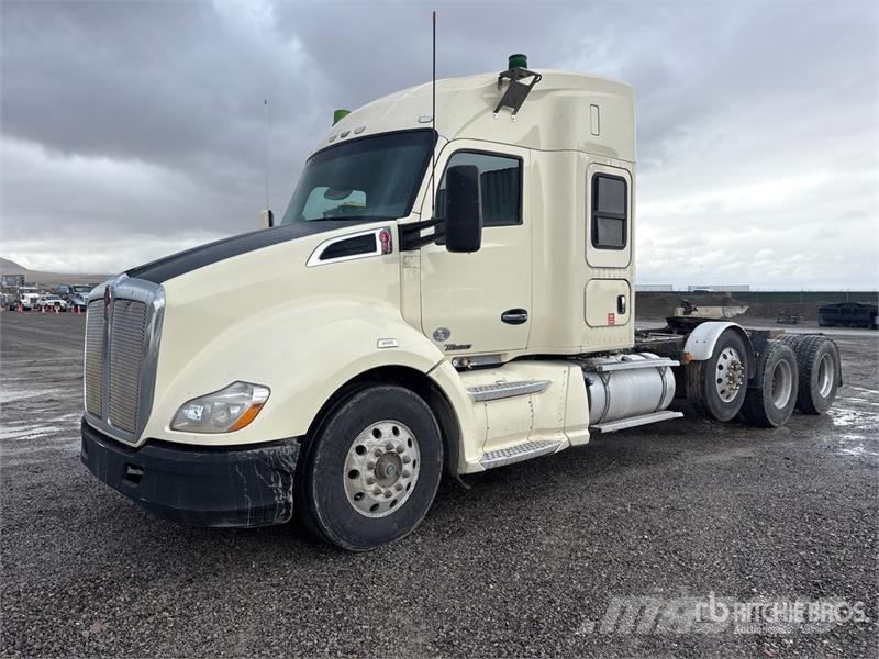 Kenworth T680 8x4 Tri/A Sleeper Truck Tractor Vlačilci