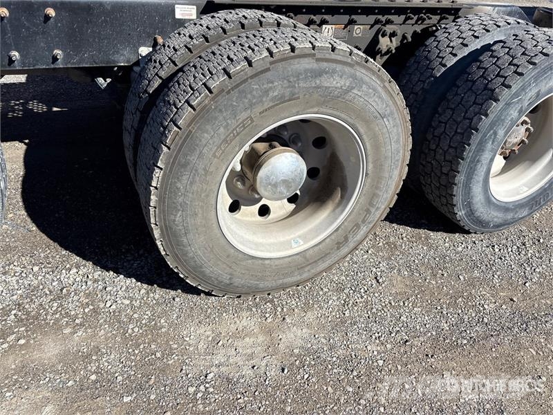 Kenworth T680 8x4 Tri/A Day Cab Truck Tractor Vilcēji