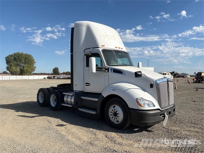 Kenworth T680 T/A Day Cab Truck Tractor Sattelzugmaschinen