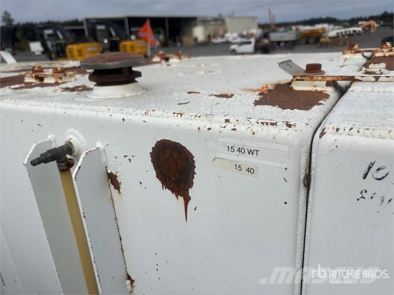 Kenworth T800 6x4 Fuel and Lube Truck Tankwagen