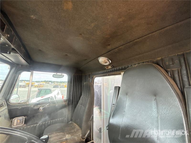 Kenworth T800 6x4 Fuel and Lube Truck Tankwagen