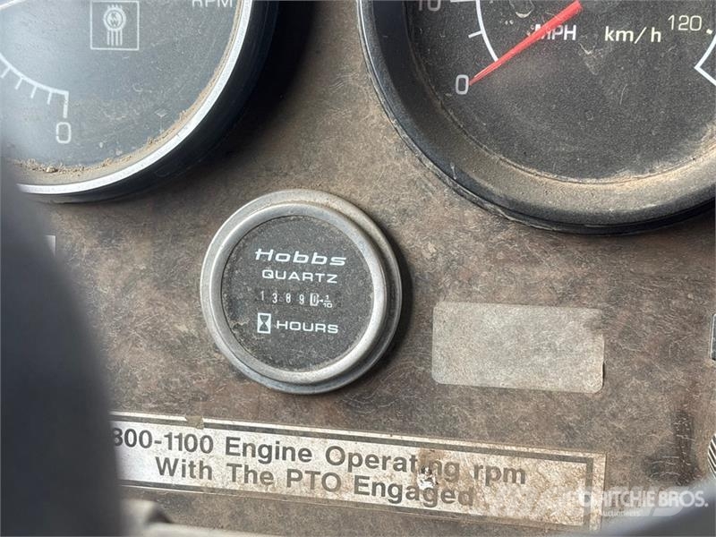 Kenworth T800 6x4 Fuel and Lube Truck Tankwagen