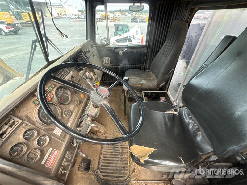 Kenworth T800 6x4 Fuel and Lube Truck Tankwagen