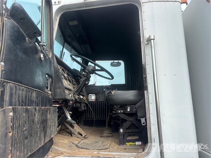 Kenworth T800 6x4 Fuel and Lube Truck Tankwagen
