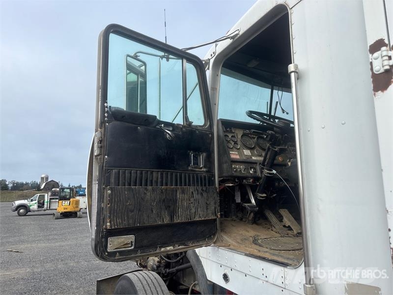 Kenworth T800 6x4 Fuel and Lube Truck Tankwagen