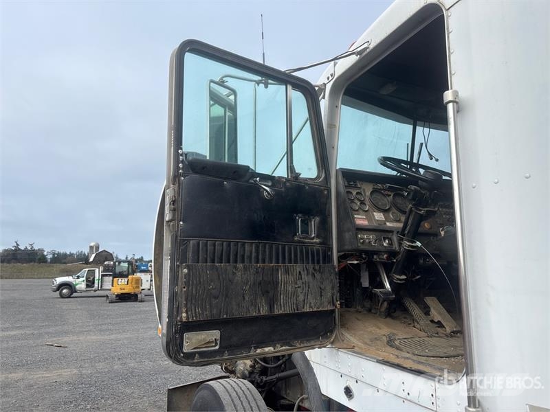 Kenworth T800 6x4 Fuel and Lube Truck Tankwagen