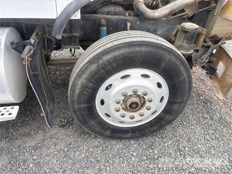Kenworth T800 6x4 Fuel and Lube Truck Tankwagen