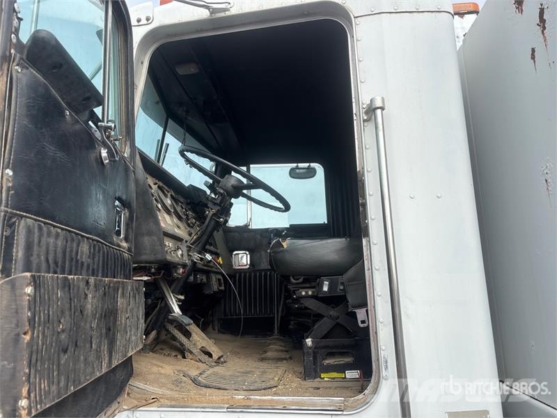 Kenworth T800 6x4 Fuel and Lube Truck Tankwagen