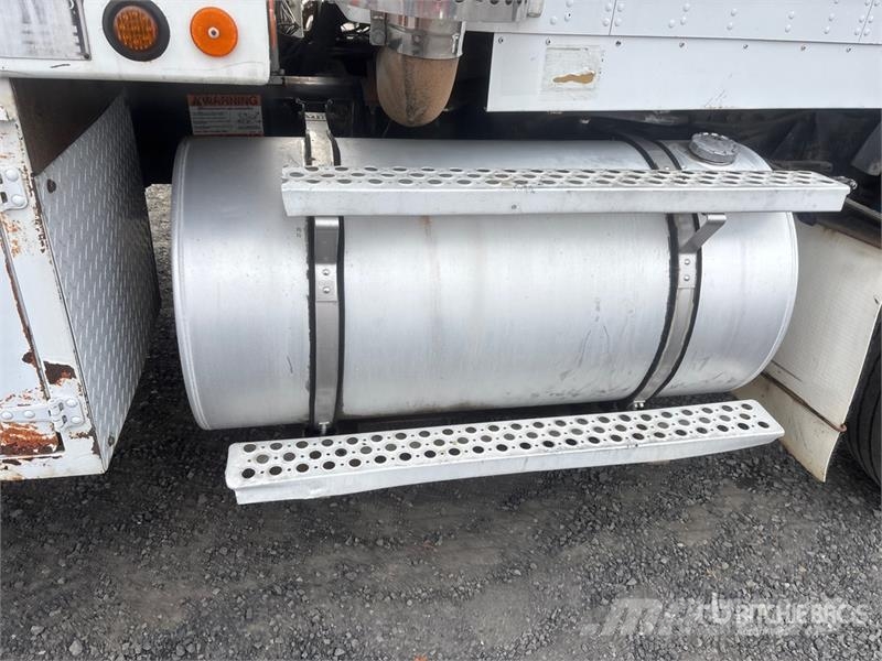 Kenworth T800 6x4 Fuel and Lube Truck Tankwagen