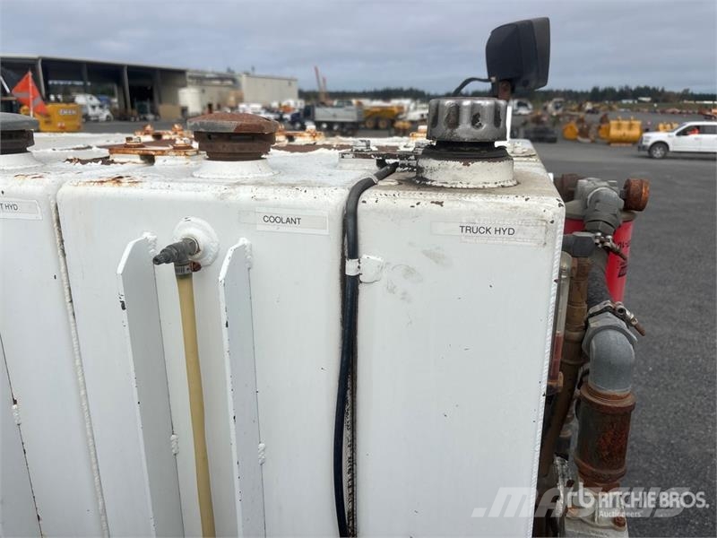 Kenworth T800 6x4 Fuel and Lube Truck Tankwagen