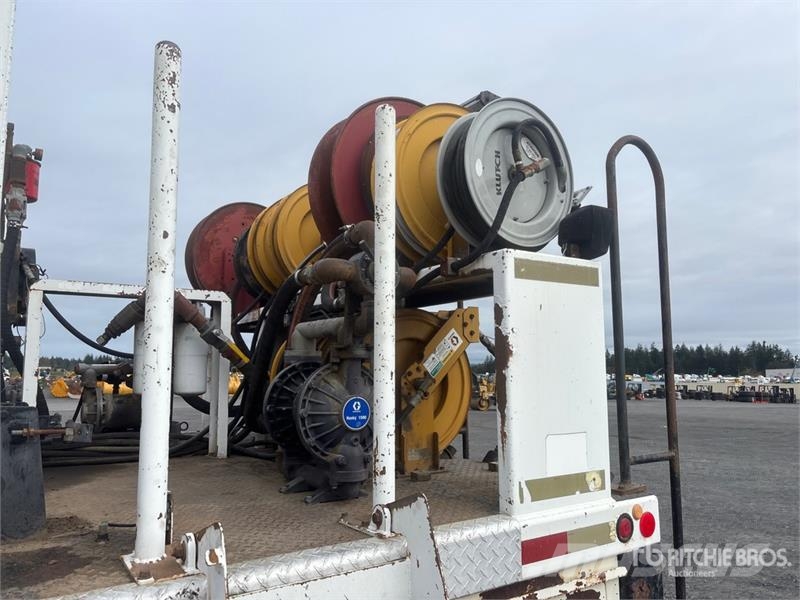 Kenworth T800 6x4 Fuel and Lube Truck Tankwagen
