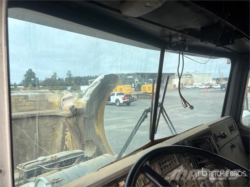 Kenworth T800 6x4 Fuel and Lube Truck Tankwagen