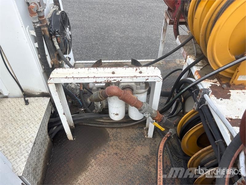 Kenworth T800 6x4 Fuel and Lube Truck Tankwagen