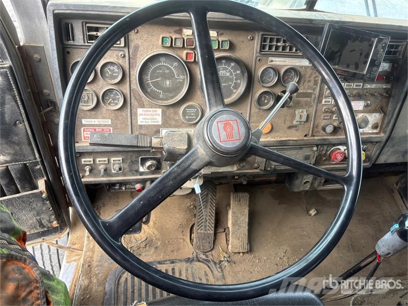 Kenworth T800 6x4 Fuel and Lube Truck Tankwagen