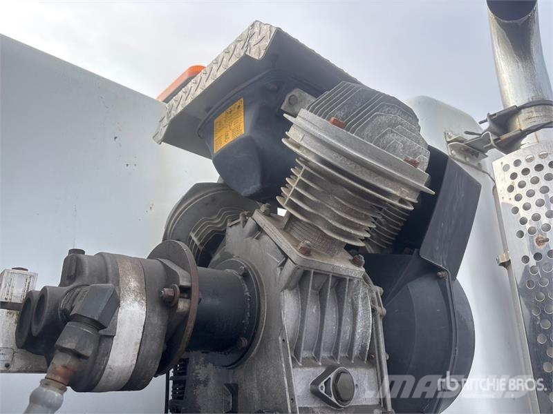 Kenworth T800 6x4 Fuel and Lube Truck Tankwagen