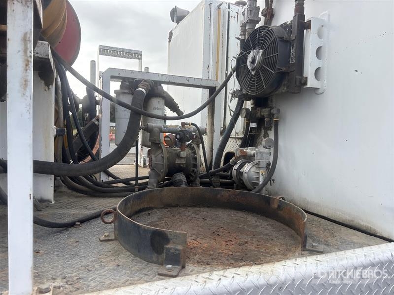 Kenworth T800 6x4 Fuel and Lube Truck Tankwagen